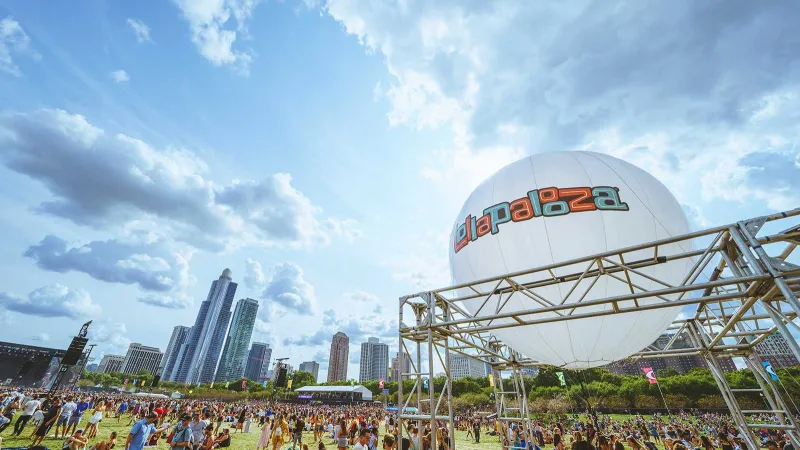 Lifestyle photography from Lollapalooza. Crowd or festival scene. Shot by Roger Ho.