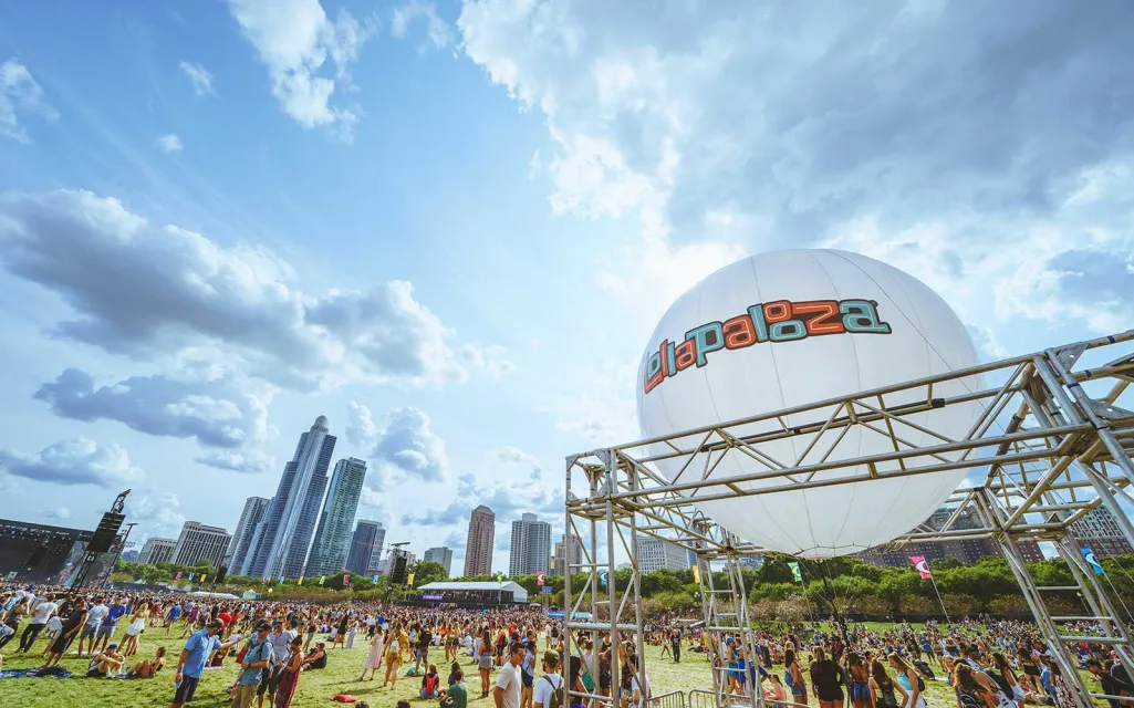 Lifestyle photography from Lollapalooza. Crowd or festival scene. Shot by Roger Ho.