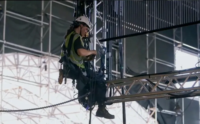 image of RF Workforce setting up rigging